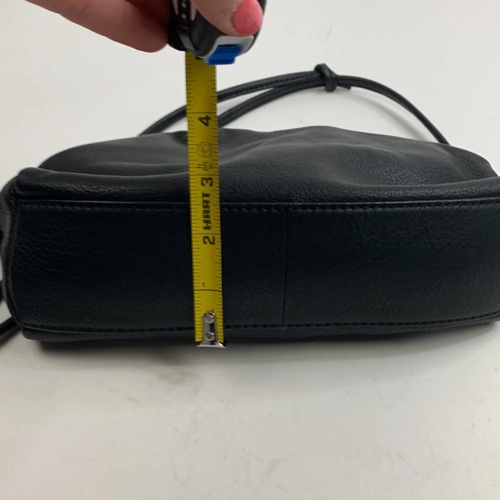 Vintage Leather Shoulder Crossbody bag Black Lined Pockets Zip Magnetic closure